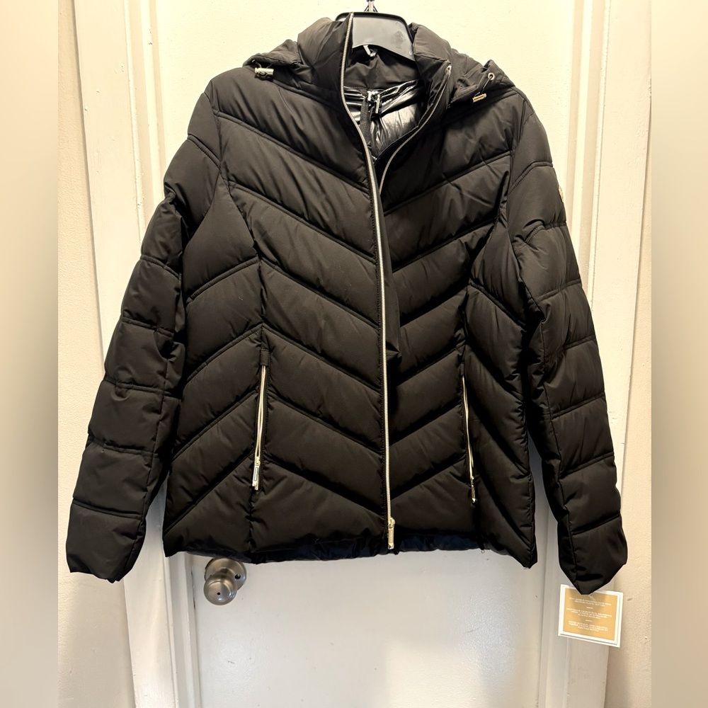 NWT  Micheal Kors packable puffy jacket, removable hood, gold hardware. Sz Large
